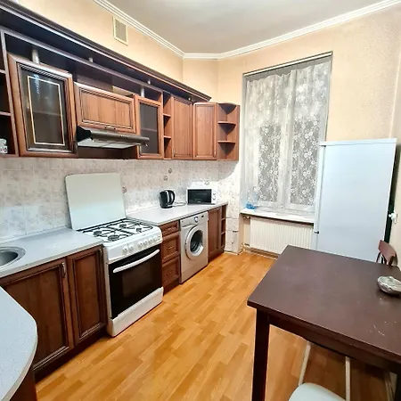 навпроти жд вокзалу Apartamento Leópolis