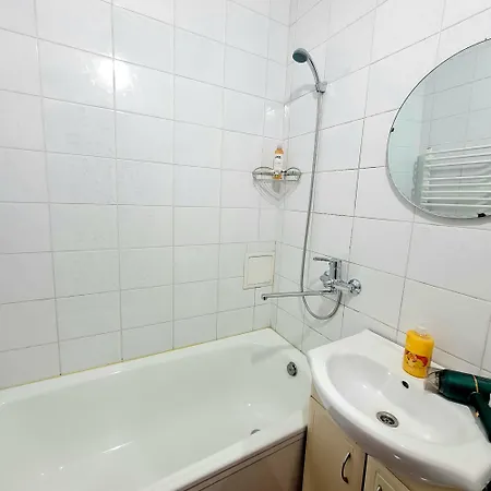 навпроти жд вокзалу Appartamento Leopoli