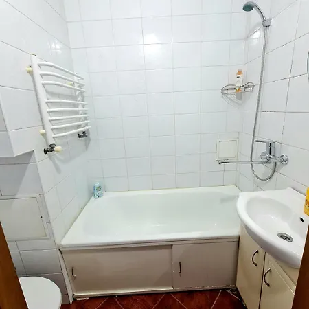 навпроти жд вокзалу Leopoli