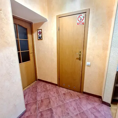 навпроти жд вокзалу Apartamento Leópolis