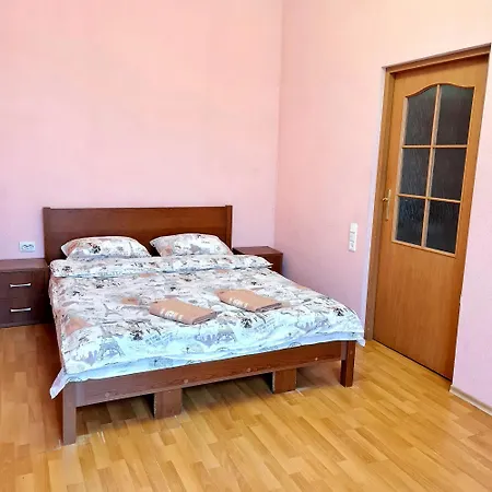 навпроти жд вокзалу