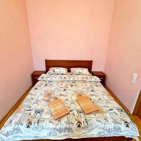 навпроти жд вокзалу Apartamento Leópolis