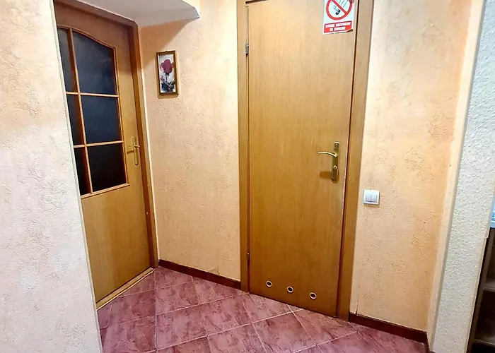 навпроти жд вокзалу Appartement Lviv