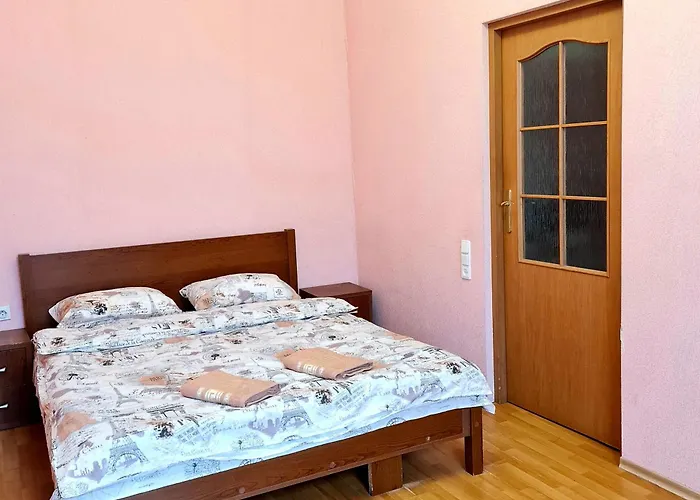 навпроти жд вокзалу Lviv