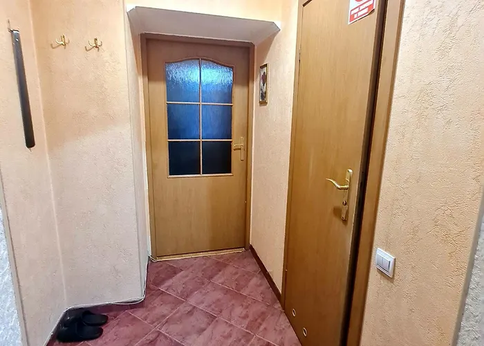 навпроти жд вокзалу *